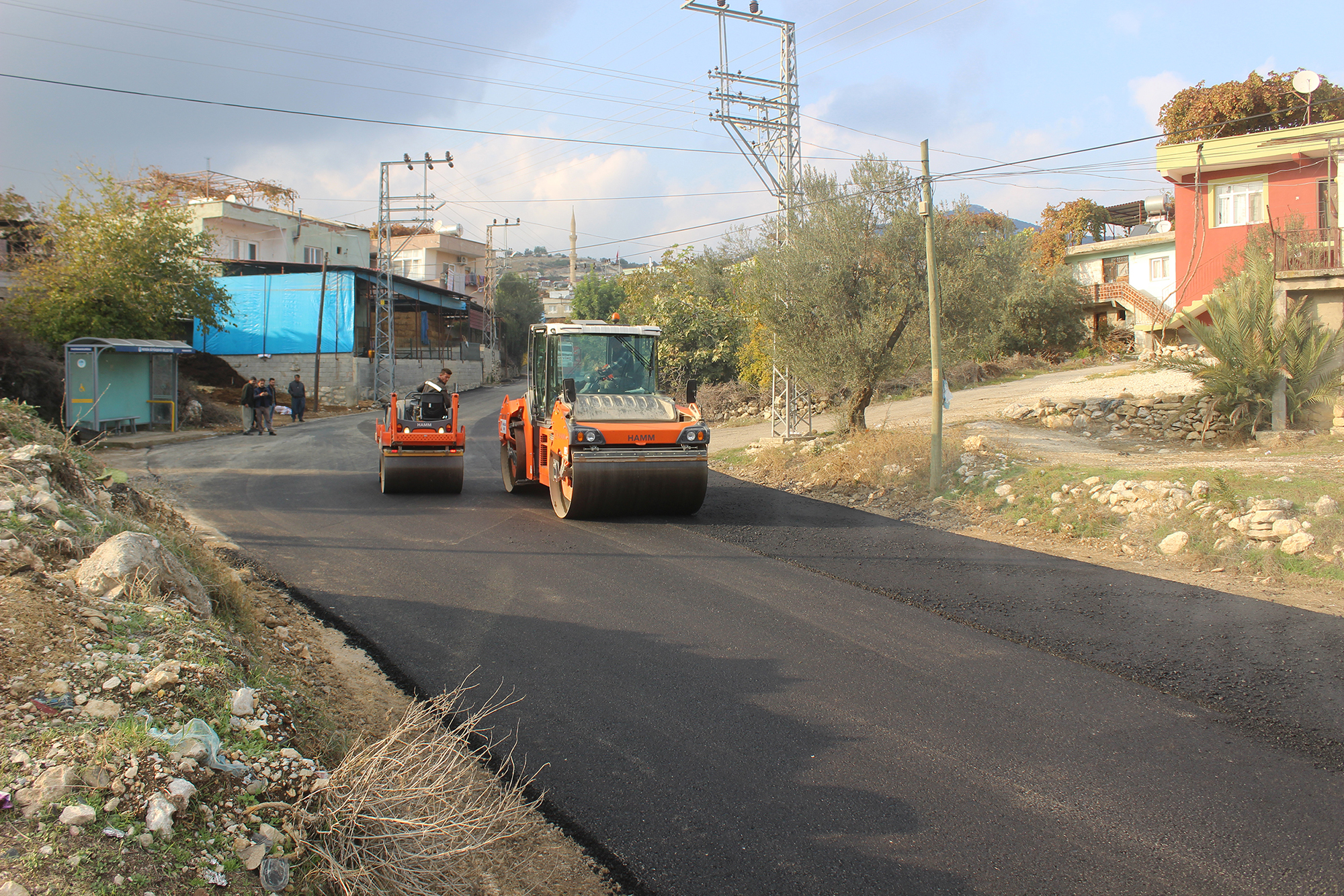 PARMAKKURDU’NDA YENİLENEN YOL VATANDAŞLARIN KULLANIMINA AÇILDI