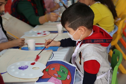 ÇOCUKLARIN YARATICILIKLARI RENGARENK BOYALARLA TANIŞIYOR