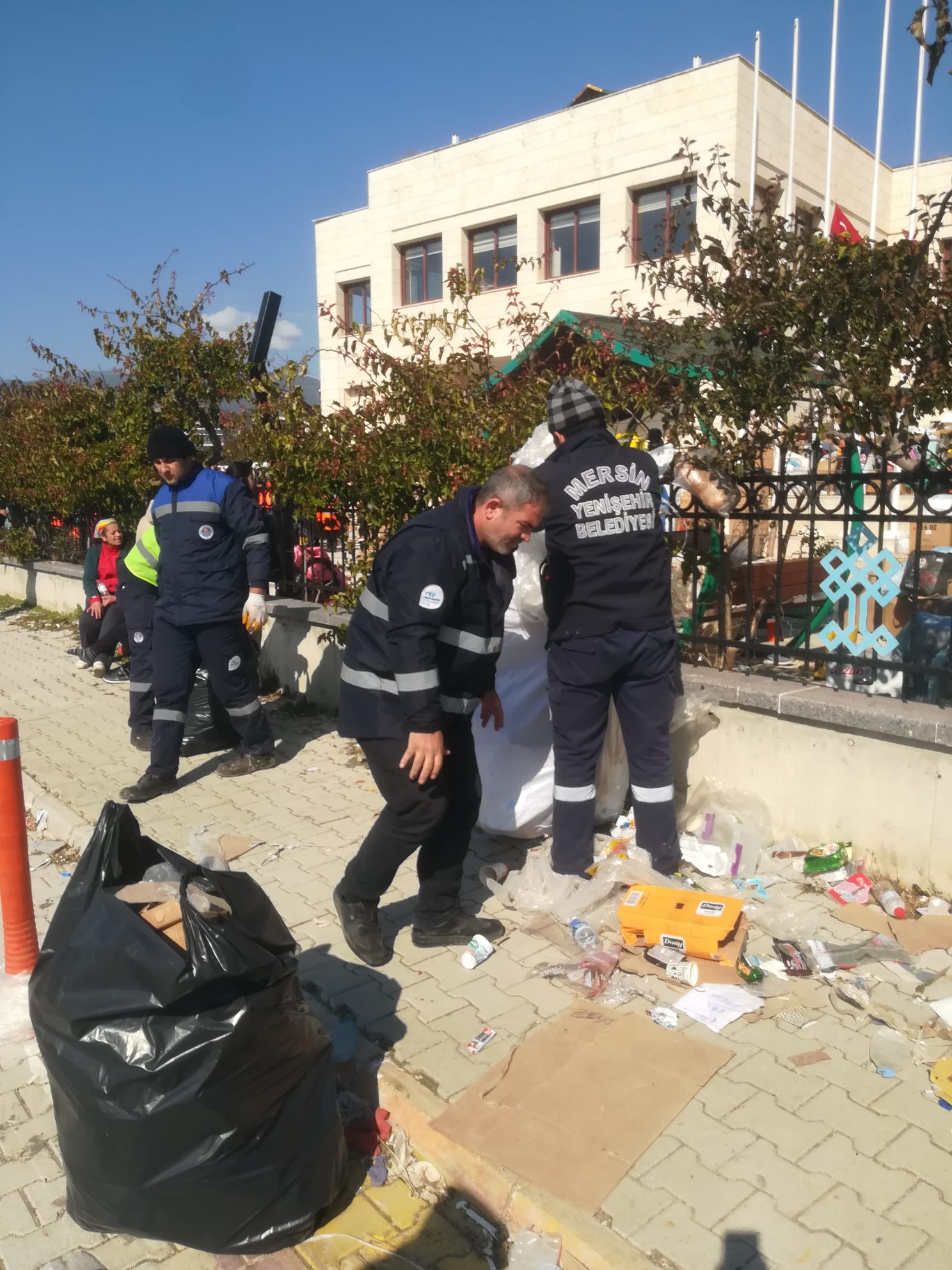 Yenişehir Belediyesi Hatay’da çevre temizliği çalışmalarına destek veriyor: