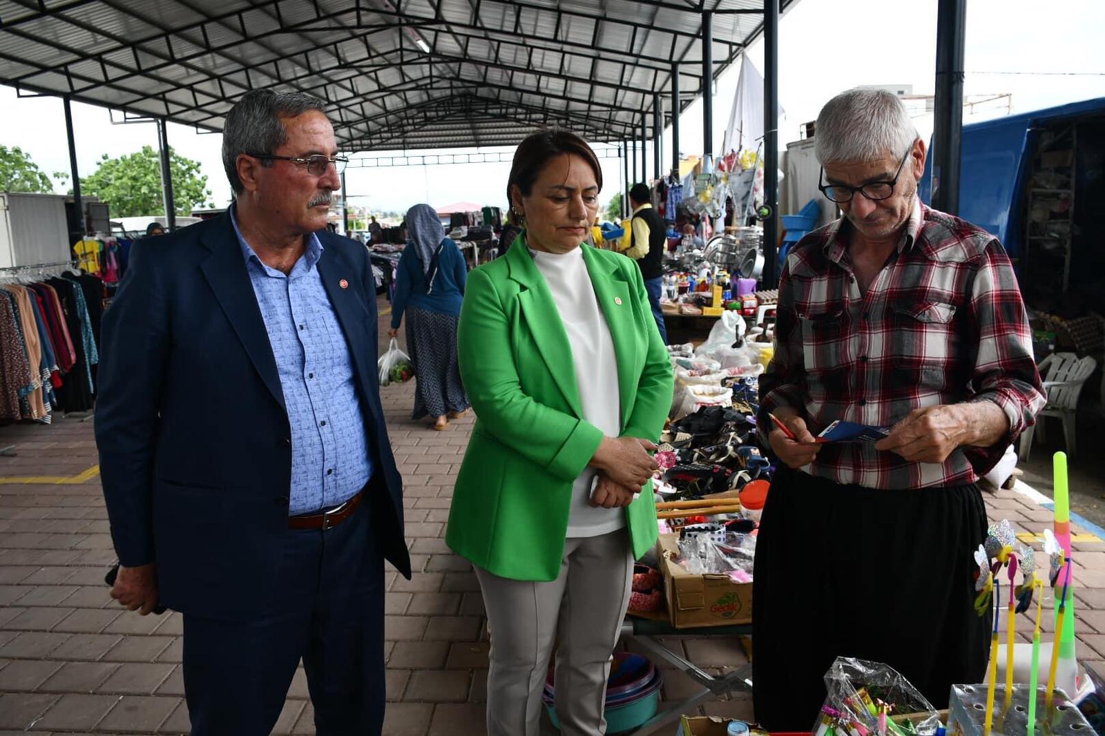 CHP Adana Milletvekili Dr. Müzeyyen Şevkin’e dert yanan baba-oğul pazarcı esnafı, acı konuştu “Benzini bırak su parası kazanamadık!” Pazar bomboş! “Babam olmazsa ben açım!”