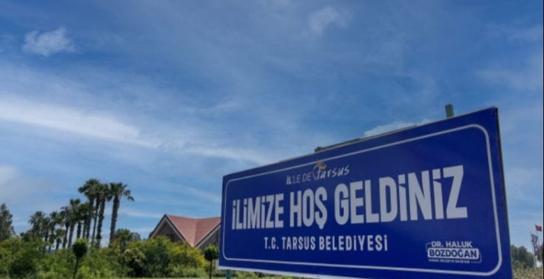 TARSUS İLÇESİNDE ‘İLİMİZE HOŞGELDİNİZ’ TABELALARI ASILDI