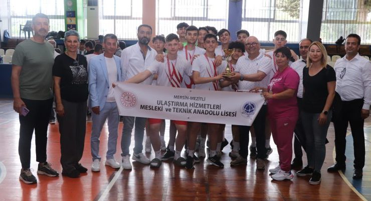 FUTSAL TURNUVASI FİNALİ VE ÖDÜL TÖRENİ DUMLUPINAR ANADOLU İMAM HATİP LİSESİ KAPALI SPOR SALONUNDA GERÇEKLEŞTİRİLDİ