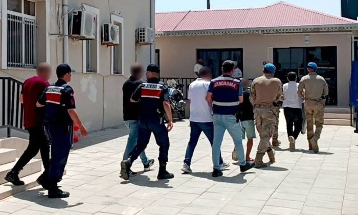 Mersin İl Jandarma Komutanlığı ekiplerince Erdemli ilçesinde düzenlenen fuhuş ve insan ticareti operasyonunda 9 şüpheli yakalandı.