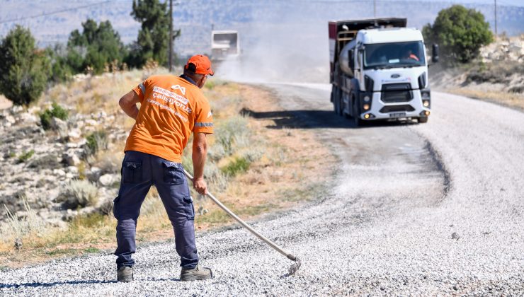 BÜYÜKŞEHİR SİLİFKE’DE 8 BİN 100 METRELİK YOLU YENİLEDİ