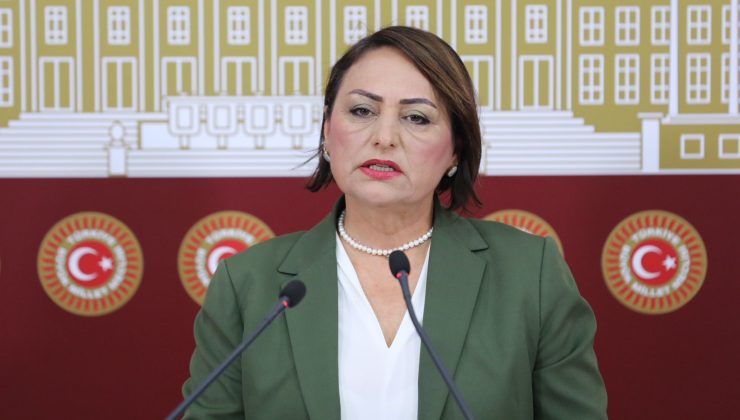 CHP Adana Milletvekili Dr. Müzeyyen Şevkin, Adana’nın Kozan ilçesindeki bir çok mahallede 30 kilometre kuralı getirilerek lise okul servislerinin iptal edilmesine sert tepki gösterdi