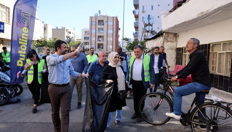 Sokak sokak yapılan temizlik çalışması bu kez Barış Mahallesi’nde gerçekleşti “AKDENİZ EL ELE TEMİZLENİYOR”