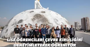 ALMANYA’DAN GELEN ÖĞRENCİLER ‘MERCAN 100. YIL İKLİM VE ÇEVRE BİLİM MERKEZİ’Nİ ZİYARET ETTİ  Biyosfer Doğa Araştırmaları Derneği öncülüğünde; Mersin Büyükşehir Belediyesi, Mersin Üniversitesi ile Doğa Koruma ve Milli Parklar Genel Müdürlüğü ortaklığında hayata geçirilen ‘Environmental Pollution and Solution’projesi kapsamında, Almanya’dan gelen ThinkCamp eG. Derneği öğrencileri ‘Mercan 100. Yıl İklim ve Çevre Bilim Merkezi’ni ziyaret etti.  Biyosfer Doğa Araştırmaları Derneği öncülüğünde; Mersin Büyükşehir Belediyesi, Mersin Üniversitesi ile Doğa Koruma ve Milli Parklar Genel Müdürlüğü ortaklığında hayata geçirilen ‘Environmental Pollution and Solution’projesi kapsamında Almanya’dan gelen ThinkCamp eG. Derneği öğrencileri, ‘Mercan 100. Yıl İklim ve Çevre Bilim Merkezi’ni ziyaret etti.   Alman öğrenciler program kapsamında deniz ve su kirliliğine ilişkin yapılan çalışmalara ilişkin sorunları yerinde inceleme şansı yakalarken, projede yer alan Türkiye grubu da Almanya’daki çevre ve su kirliliğine odaklanmak için ziyaretlerde bulunacak.   Dr. Kuşatan: “Mercan 100. Yıl İklim ve Çevre Bilim Merkezi bu bölgenin görünen yüzü” Biyosfer Doğa Araştırma Derneği öncülüğünde yapılan proje kapsamında, öğrencilerin çevre ve deniz kirliliği hakkında yerinde inceleme ve bilgilenme şansı yakaladıklarını kaydeden İklim Değişikliği ve Sıfır Atık Daire Başkanlığı’na bağlı İklim Değişikliği ve Yenilenebilir Enerji Şube Müdürü Dr. Zafer Kuşatan, 5 gün sürecek projeye yerel kurumların da destek verdiğini belirtti.   Mercan 100. Yıl İklim ve Çevre Bilim Merkezi’nin bu araştırmaya katkı sunacak bir merkez olduğuna değinen Dr. Kuşatan, “Bilim merkezi bu bölgenin görünen yüzü olduğu için, burayı da görmelerini istedik. Arka tarafta yapılan çalışmaların buraya, halkımıza ve ülkemize bir yansıması olacağını düşünüyoruz. Çevreyle ve denizle ilgili çalışmaların neticesinde, buradaki içerikteki yapılanmada da güncellemeler ve sürdürülebilir bir yapı oluşmasını istiyoruz. Temalarımızda belli dönemlerde değişim yapılarak, güncel bilgileri burayı ziyaret edenlerle paylaşmak istiyoruz” sözlerine yer verdi.   Prof. Dr. Ayas: “Gençler çevrenin korunmasını yaşayarak öğrenecek” Türk Alman Gençlik Köprüsü projesinin Avrupa Birliği kuruluşu tarafından desteklendiğini söyleyen Mersin Üniversitesi Su Ürünleri Fakültesi İşleme Teknolojisi Anabilim Dalı Öğretim Üyesi Prof. Dr. Deniz Ayas; Türkiye ve Almanya’dan 10’ar öğrenci ile projenin başlatıldığını belirtti. Lise düzeyinde olan öğrencilerin kaynaşması, birlikte öğrenmesi ve etkileşim içinde olmaları için bu projeyi yaptıklarını belirten Prof. Dr. Ayas, “Nisan ayında da biz 10 gencimizi Berlin’e götüreceğiz. Orada yapılan çalışmaları, çevre ile ilgili insan faaliyetlerini biz de orada izlemiş olacağız” diyerek, gençlerin çevrenin korunmasını yaşayarak öğreneceklerini kaydetti.   Öğrenciler çevre kirliliğini deneyimleyerek öğreniyor Çevreyi ve doğayı tanımak için çok güzel bir bilim merkezi olduğunu söyleyen lise öğrencisi Duru Kesel, “Okulda öğretilen bilgiler, burada görselleştirilerek aktarılıyor. Buradaki projelerle ve yapbozlarla kendimizi deneyimleyebiliyoruz. Projemizde çevre kirliliğini azaltmaya yönelik su temizliği ve hava kirliliğini, dünyayı daha yaşanabilir bir hale getirebilmek için amaç edindik ve bu yolda çalışıyoruz. Çöp toplama gibi faaliyetler ve sudaki planktonları inceleyerek, aslında ne kadar kirli bir dünyada yaşadığımızı öğreniyoruz” sözlerine yer verdi.   Projeye dahil olan lise öğrencisi Ali Alp Akdeniz ise, “Burada amaç daha çok çevre temizliği üzerine. Aynı zamanda yurtdışındaki öğrencilerle de kaynaşma sağlayarak doğaya katkıda bulunmak. Gayet ilgi çekici ve güzel buldum. Yani her lise öğrencisinin gelip gezmesi gerektiğini düşünüyorum” dedi. Proje kapsamında sahil temizliği de yaptıklarını söyleyen Akdeniz, “Berlin’de gideceğimiz yerde herhangi bir su kaynağı bulunmadığı için, ormanların temizliğine çalışacağız. Şu ana kadar iyi bir iş başardığımızı düşünüyorum” ifadelerini kullandı.