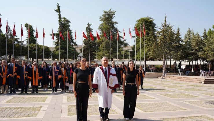 Mersin Üniversitesinde 2024–2025 Eğitim Öğretim Yılı Tören İle Açıldı. Mersin Üniversitesi, 2024-2025 akademik yılı çelenk sunma törenini 16 Ekim Çarşamba günü Cumhuriyet Meydanı’nda düzenledi.