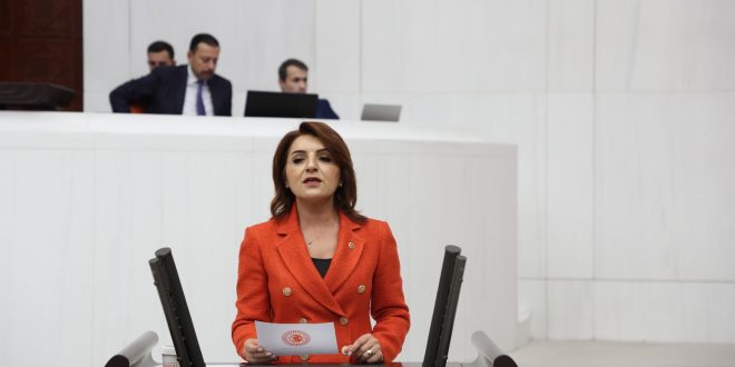 Gülcan Kış: “Bu Zamlar Açlığı Derinleştiriyor, Halkı Ölüme Mahkûm Ediyorsunuz!”  CHP Mersin Milletvekili Gülcan Kış, asgari ücrete yüzde 25 zam yapılması halinde milyonlarca vatandaşın açlık ve sefalete sürükleneceği uyarısında bulundu. İktidarın memur, emekli ve asgari ücretli vatandaşların alım gücünü hiçe saydığını belirten Gülcan Kış, açıklanan zam oranlarının hayat pahalılığı karşısında hiçbir anlam taşımadığını ifade etti. “Bu zamlara bakınca, halkın açlıktan kurtulmasını değil, açlığının derinleştirilmesini amaçladıklarını görüyoruz,” dedi. “30 Bin TL’nin Altındaki Asgari Ücret Vatandaşı Ölüme Mahkûm Etmektir” CHP’li Gülcan Kış, özellikle asgari ücrete yapılması planlanan %25 zam oranına ilişkin: “Kira artışlarının %60 olduğu, bir kilo domatesin 50 TL’ye satıldığı bir ülkede, asgari ücreti 30 bin TL’nin altında bırakmak sadece açlığa değil, ölüme mahkûm etmektir. İktidarın bu tabloyu görmezden gelmesi vicdanları sızlatıyor. Halkın alım gücü eridi, çarşı-pazar yangın yerine döndü, ama Saray’dan bakınca bu yangın görünmüyor.” Gülcan Kış, asgari ücretlinin yaşadığı sıkıntıları anlatırken şunları ekledi: “Bir vatandaşımızın kiraya, faturaya, çocuğunun okul masrafına, mutfağındaki eksiklere yetişmesi mümkün değil. Gelsinler bir ay halk gibi yaşasınlar, bakalım bu %25 zam mı gerçekçi, yoksa Saray’ın pembe rüyaları mı?” “Memuru ve Emekliyi Unuttular” Memurlar ve emekliler için planlanan zam oranlarına da değinen Gülcan Kış, %10,4’lük zammın, iktidarın vatandaş ile dalga geçmek olduğunu söyledi. “5 aylık enflasyon farkını açıklayıp üstüne %6’lık toplu sözleşme zammı ekleyerek memur ve emekliye sözde iyilik yapıyorlar. Bu insanlar geçim derdinde, bu oranlarla hangi yaraya merhem olacaksınız? Maaş artışı bir ay bile yetmeyecek! Bugün bir memur, çocuklarının ihtiyaçlarını karşılayamazken, emekli aldığı maaşla sadece açlık sınırında yaşıyor,” dedi. Gülcan Kış, özellikle emekli maaşlarının refah payı eklenerek iyileştirilmesi gerektiğini vurguladı. “Bu maaşlarla emekliyi ‘hayatta kalma’ sınırında tutmaya çalışıyorlar. İnsan gibi yaşama hakkını ellerinden alıyorlar. Bu kabul edilemez.” “Geçim Yoksa Seçim Var!” Hükümetin ekonomi politikalarını hedef alan CHP Mersin Milletvekili Gülcan Kış, iktidarın vatandaşın gerçek gündeminden kopuk olduğunu söyledi. “Geçim yoksa seçim var! Halkın bu ekonomik çöküşe ve adaletsizliğe daha fazla tahammülü kalmadı. Mersin pazarlarında halkın sesini duyduk, esnafın feryadını dinledik. Bu tablo böyle devam ederse, seçimlerde halk sandıkta gereken cevabı verecektir,” ifadelerini kullandı. “Mersin’de Kira Krizi: Son üç yılda kiralar %725 arttı! Halk Barınamıyor” Gülcan Kış, Mersin’deki kira fiyatlarının yükselişine dikkat çekti ve şu ifadeleri kullandı: “Mersin Emlak Endeksi verilerine göre, son bir yılda kira fiyatları %60 artmış durumda. Son üç yılda ise tam %725 artış görülmüş! Halk bu şartlarda nasıl barınacak? Maaşlara %10-15 zam yapmak halkla alay etmektir. İktidar bu artışları görmezden geliyor, ama biz Mersin sokaklarında vatandaşın gerçek çığlıklarını duyuyoruz.” “Kira Artışı Maaşları Ezerken İktidar Neyi Bekliyor?” Mersin gibi bir şehirde metrekare başına kira fiyatlarının astronomik düzeylere ulaştığını belirten Gülcan Kış, bunun halkı daha da yoksullaştırdığını vurguladı. “Bir yıl içinde %60’lık kira artışı var, ama maaşlara yapılacak zam %10. Bu nasıl bir matematik? Bu nasıl bir vicdan? İnsanlar ev kiralarını ödeyemedikleri için sokakta kalma riskiyle karşı karşıya. Halk barınamıyor, açlıkla boğuşuyor ama bu iktidar halkın çığlıklarına sağır.” dedi. “CHP İktidarında Halk Nefes Alacak” Gülcan Kış, CHP’nin ekonomi politikalarının halkı rahatlatacağını belirterek şu mesajı verdi: “Biz halk için siyaset yapıyoruz, Saray için değil. CHP iktidarında emekli, memur, işçi ve asgari ücretli rahat bir nefes alacak. Refahı tabana yayacağız, alım gücünü artıracağız, kira sorununu çözmek için ciddi adımlar atacağız. Halkımız hak ettiği gibi yaşayacak.” İktidara Çağrı: “Rakamlara Aldanmayın, Gerçeği Görün” Gülcan Kış, son olarak iktidara çağrıda bulundu: “Bırakın bu sahte enflasyon hesaplarını! Halkın pazardaki faturasını, marketteki fiyatları, kiralardaki artışı görün. Bir an önce vatandaşın gerçek sorunlarına odaklanın, yoksa bu enkazın altında kalacaksınız.” Görünüşe göre, Ocak 2025 maaş zamları iktidar için de halk için de büyük bir sınav olacak. Ancak mevcut tabloda, bu zammın halkın geçim derdini çözmekten çok uzak olduğu açıkça görülüyor.