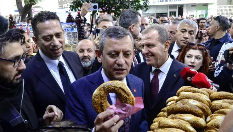 Özgür Özel, Mersin’de Esnaf Ziyareti Gerçekleştirdi CHP Genel Başkanı Özgür Özel, Mersin Büyükşehir Belediyesi’ni ziyaret etti ve esnafla sohbet etti.