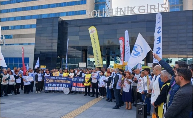 Sağlıkçılar Taleplerini Haykırdı: “Haklıyız, Kararlıyız!” Mersin’de, aile hekimlerinin başlattığı iş bırakma eyleminin üçüncü gününde, Mersin Sağlık Örgütleri Platformu, Şehir Hastanesi önünde büyük bir basın açıklaması yaptı.