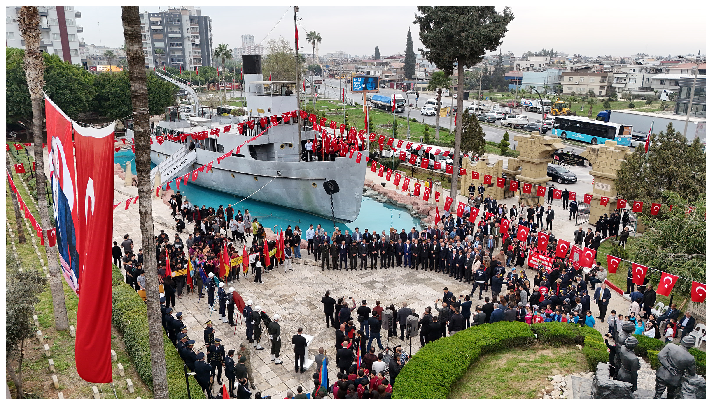 -TARSUS’TA ÇANAKKALE ZAFERİ’NİN 110. YILINDA ANLAMLI TÖREN -ÇANAKKALE RUHUNA SAYGI: NUSRET MAYIN GEMİSİ’NDE ANMA